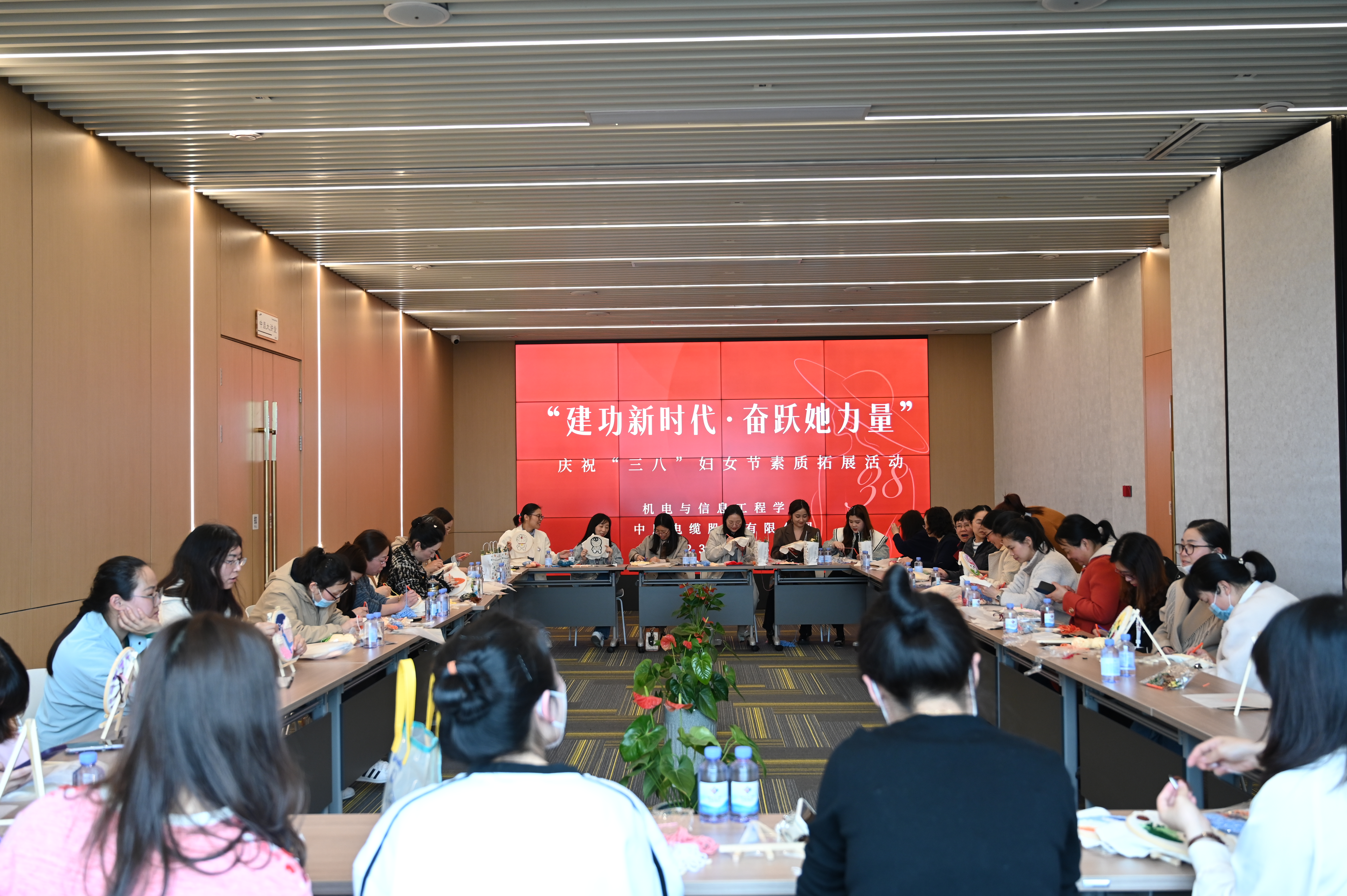 立功新时期 奋跃她力量丨校企共庆妇女节