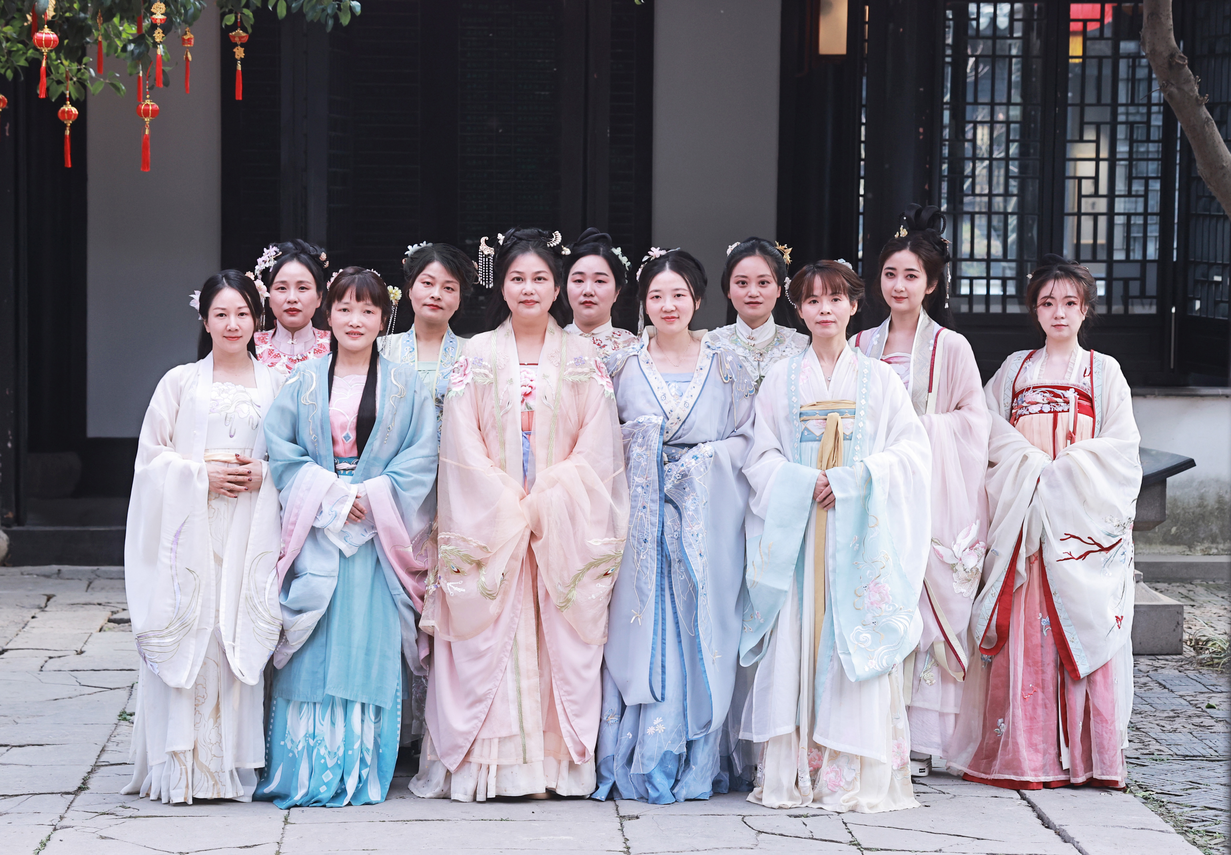 三八妇女节丨汉服游园，，，，，，书香拾趣，，，，，，致敬奋斗的妳！