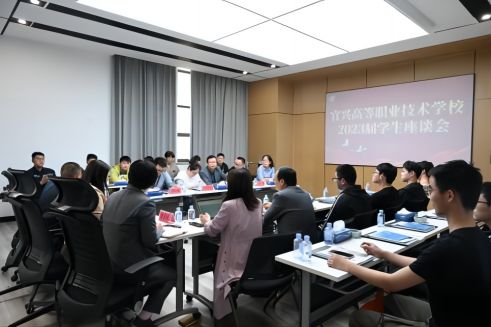 校企共培 将来可期丨威廉体育股份召开2023届实习生座谈会