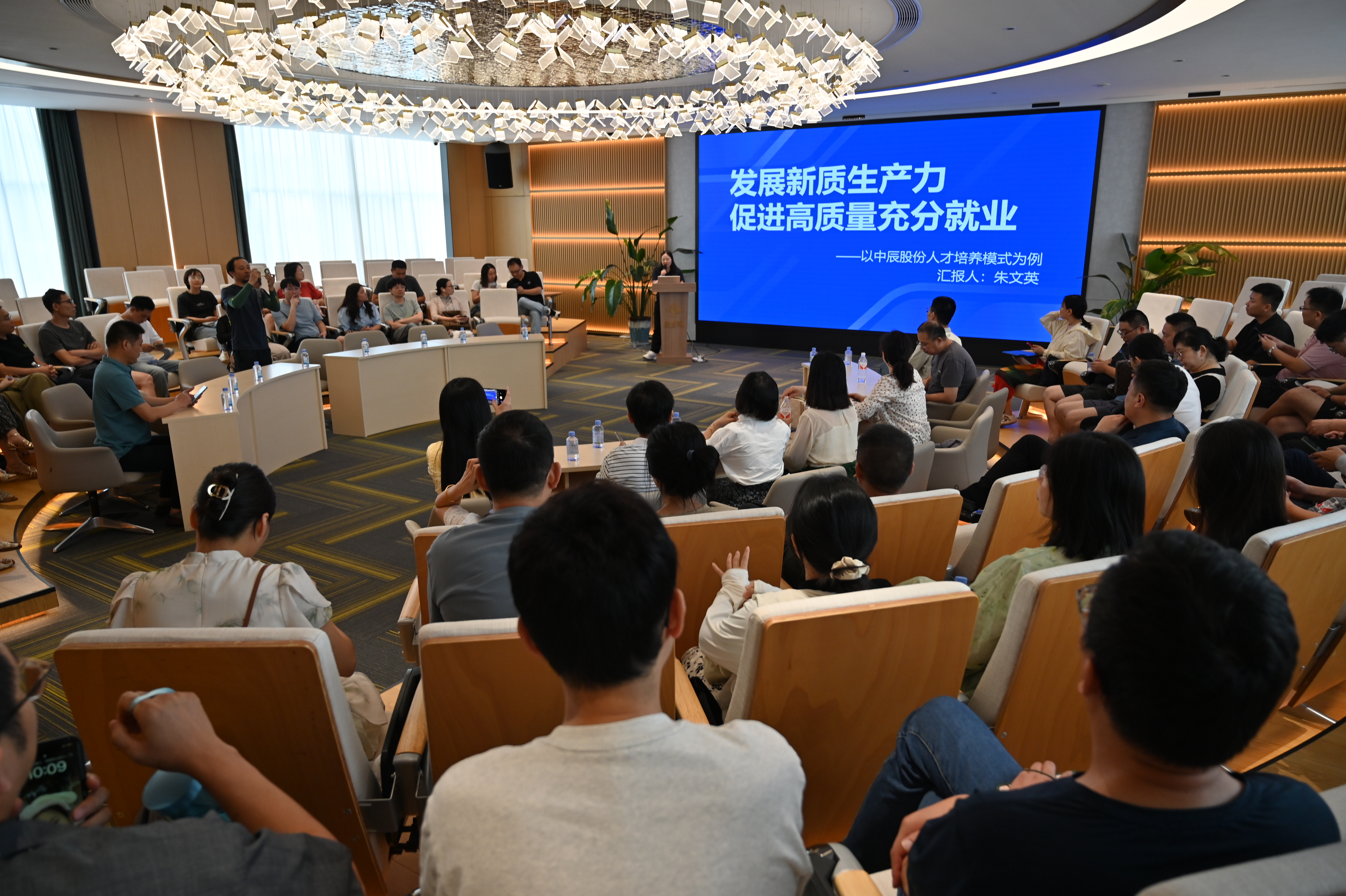 共探校企育人新篇章丨江苏联院五年造高职学徒造掌管人能力提升研建班到威廉体育股份调研进建